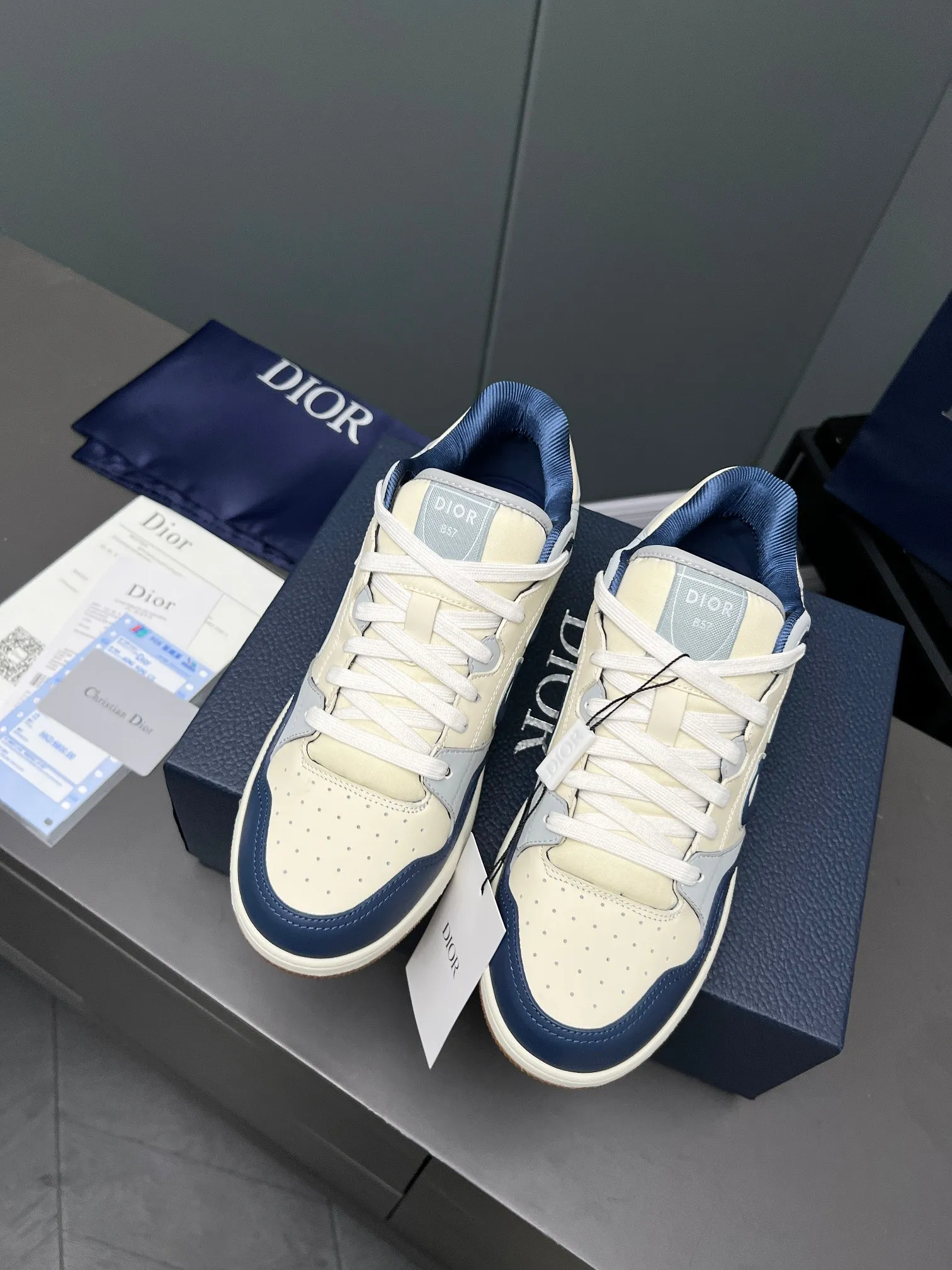 Men's Men's Shoes 💰600 Dior DiorB57 top version of low-top sneakers! ! ! Navy blue with beige smooth first-layer cowhide, fully oiled edges, T men's shoes 💰U outsole.  The 2024 autumn men's wear series has made a wonderful debut, a new classic item launched by Dior. Crafted from smooth first-grain cow leather in navy blue and beige, it's accented by a large leather heat-stamped CD logo on the sides. The distinctive laces of the same color match the color of the shoe body, and the opening and closing are decorated with various classic details on the tongue, sole and back side to enhance the style. The eyelet details, upper stitching and heel strip panels of the same color highlight the dynamic charm of its sports style. Exclusive two-color molded T men's shoes 💰U outsole is light, comfortable, non-slip and wear-resistant, the mesh lining and feet are customized with original colors, soft and breathable. Exquisite production technology highlights the grade, and can be matched with all kinds of clothing to create a refined look.